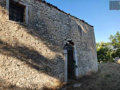 E sin dalle prime occhiate mostra tutti i segni di decenni di abbandono: uno degli stabili presenta una delle due finestre e la porta d'accesso annerite, segno di un incendio appiccato da ignoti